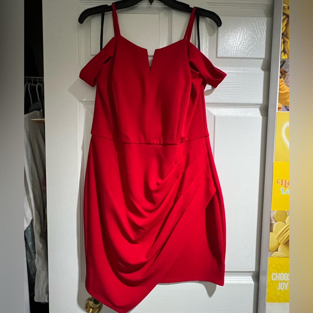 Fitted Cocktail/Party Dress - Thin shoulder strap with off the shoulder sleeve